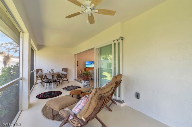 sunroom with ceiling fan