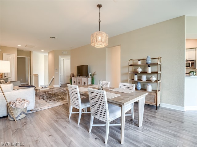 dining space featuring light wood-style floors, baseboards, visible vents, and recessed lighting