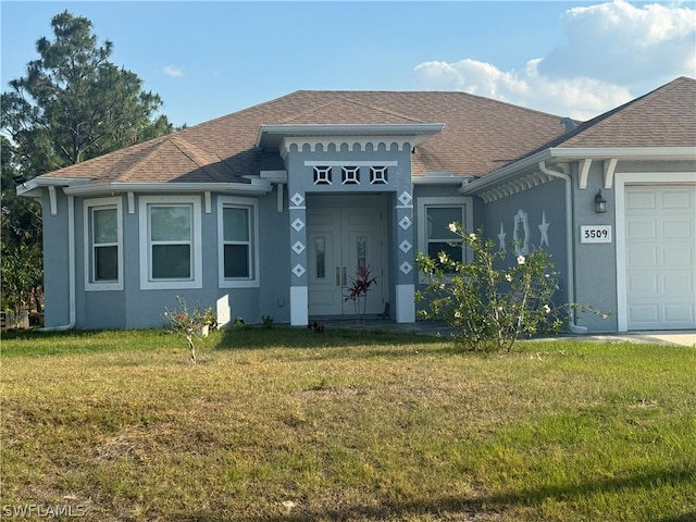 view of front of property featuring a front lawn and a garage