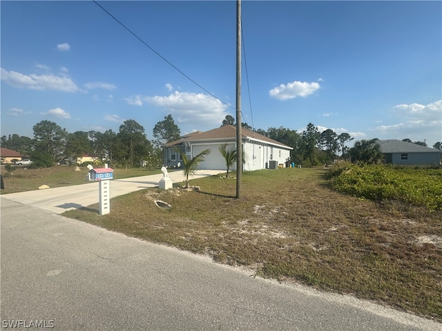 view of front facade featuring a front lawn