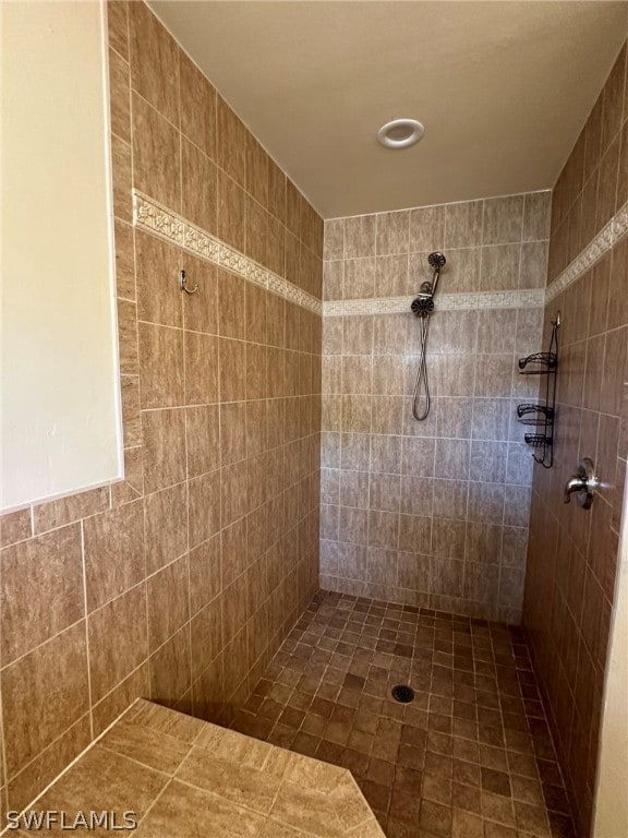 bathroom featuring tiled shower