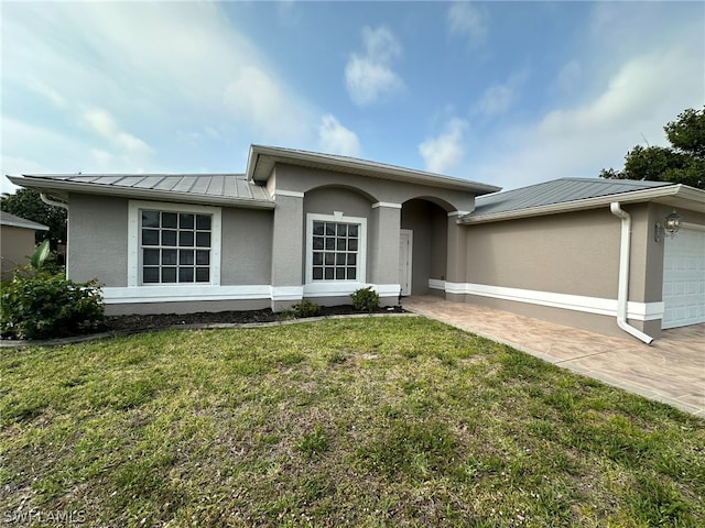 view of front facade with a garage and a front yard