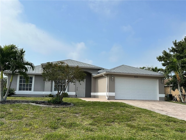 view of front of property featuring a front yard and a garage