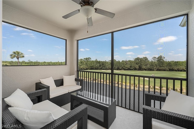 sunroom with ceiling fan