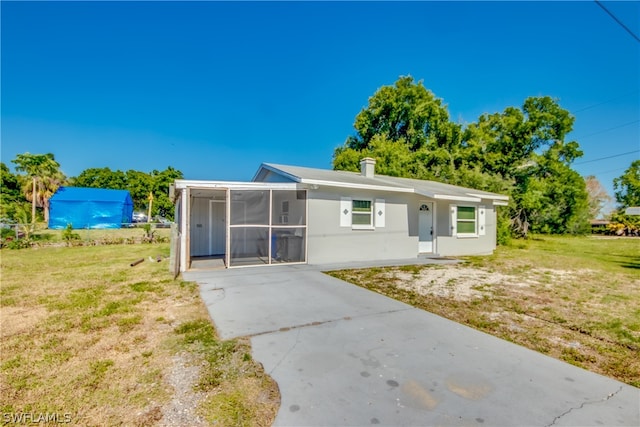 view of front of property with a front lawn