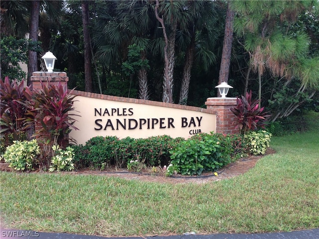 community / neighborhood sign featuring a lawn