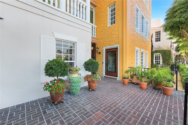 view of exterior entry featuring stucco siding