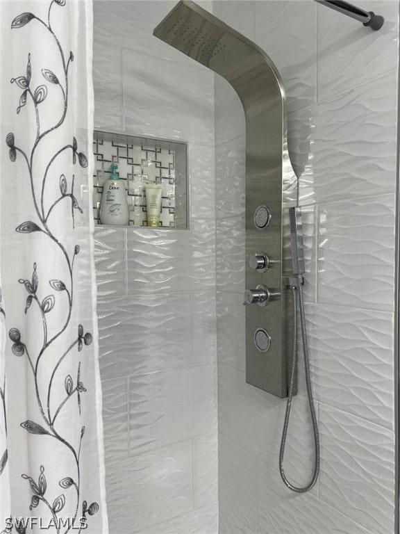 room details featuring a shower with shower curtain