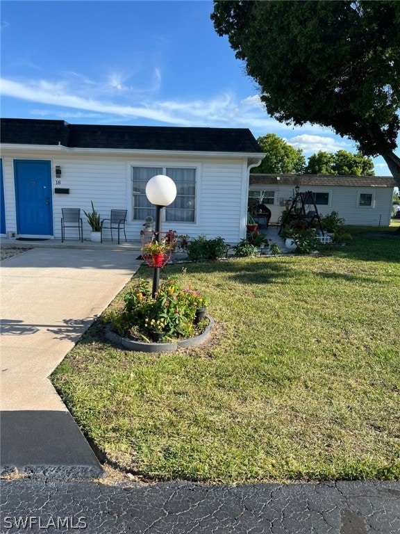 view of front of house featuring a front yard