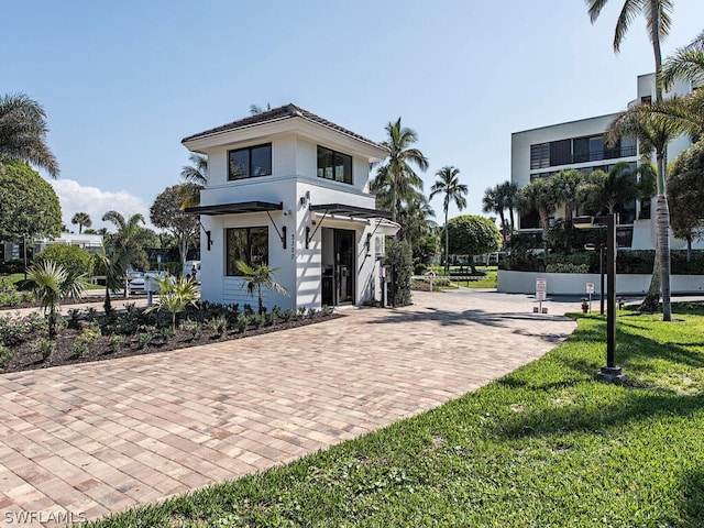 view of front facade featuring a front lawn