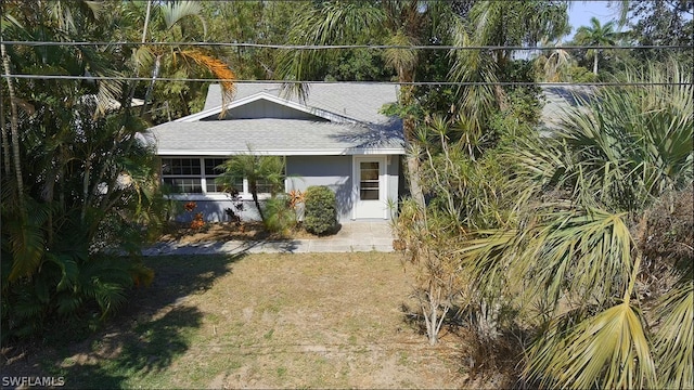 view of front of home featuring a front lawn