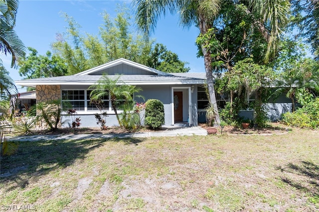 ranch-style house featuring a front lawn