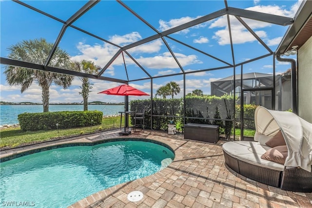 view of swimming pool featuring a water view, a lanai, a jacuzzi, and a patio