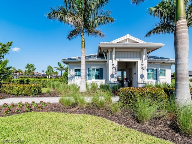 view of front of property with a front yard