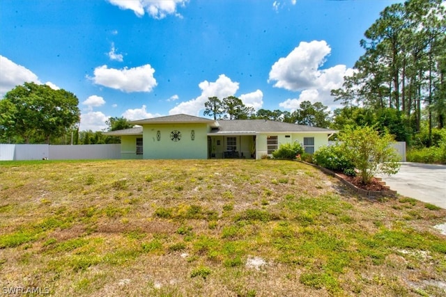 single story home featuring a front lawn