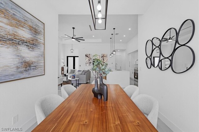 dining space featuring sink and ceiling fan