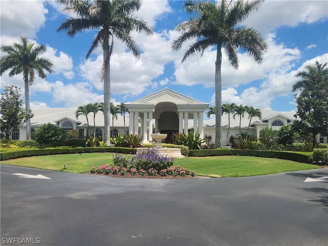 view of front of property featuring a front lawn