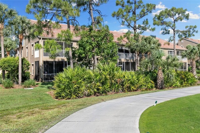 view of property's community featuring a lawn