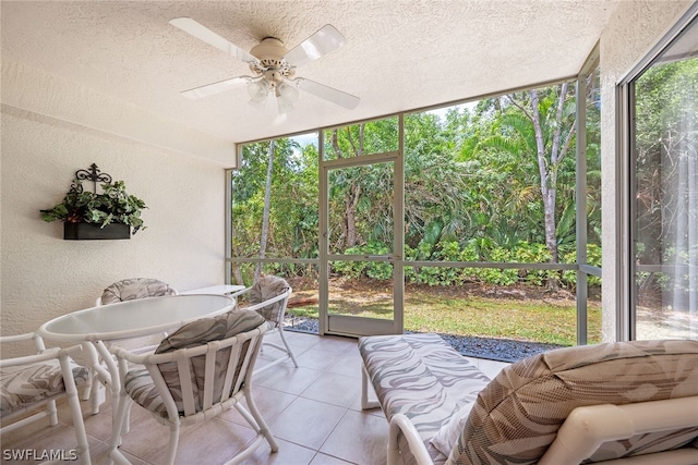 sunroom with ceiling fan