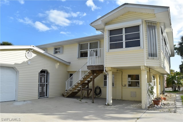 view of front facade featuring a garage