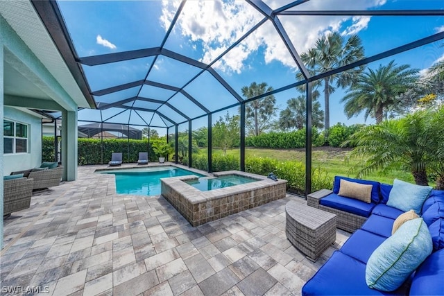 view of swimming pool featuring an in ground hot tub, an outdoor hangout area, a patio, and a lanai