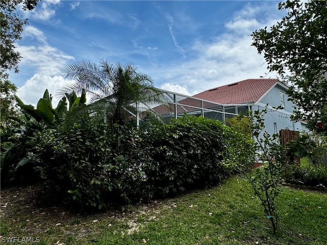 view of yard with a lanai