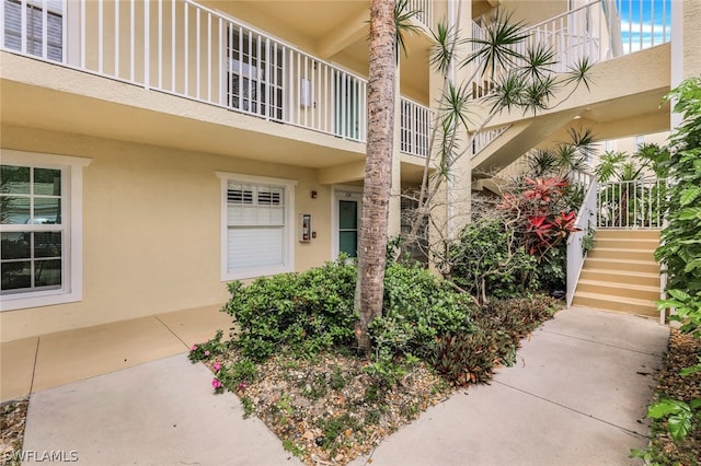 property entrance featuring a balcony