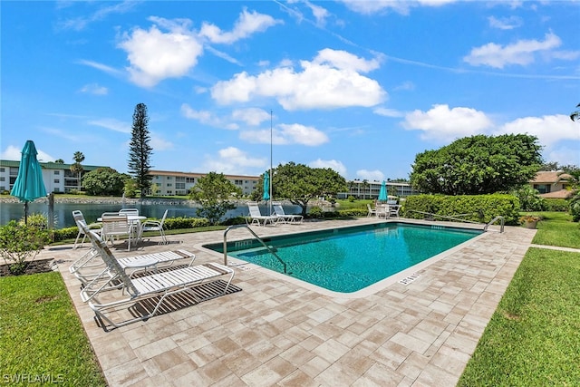 view of swimming pool featuring a patio