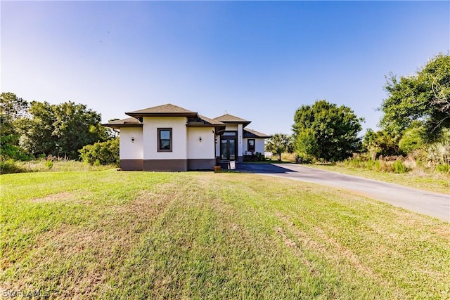 view of front of house featuring a front lawn