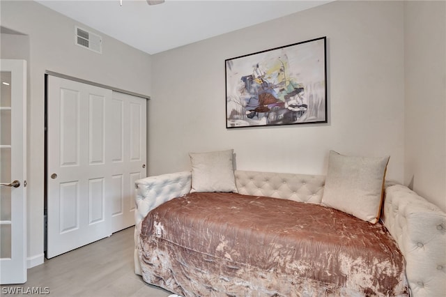 bedroom with hardwood / wood-style flooring, a closet, and ceiling fan