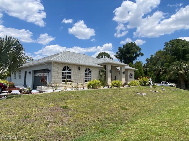 view of front of house featuring a front lawn and a garage