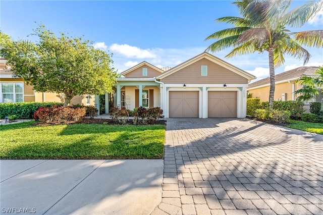 view of front of property featuring a front yard