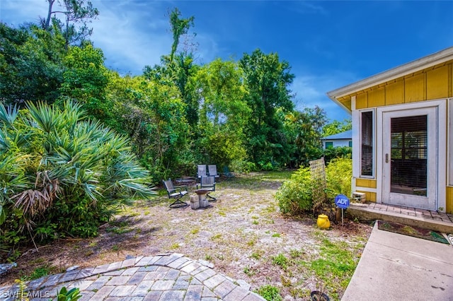 view of yard featuring a patio area