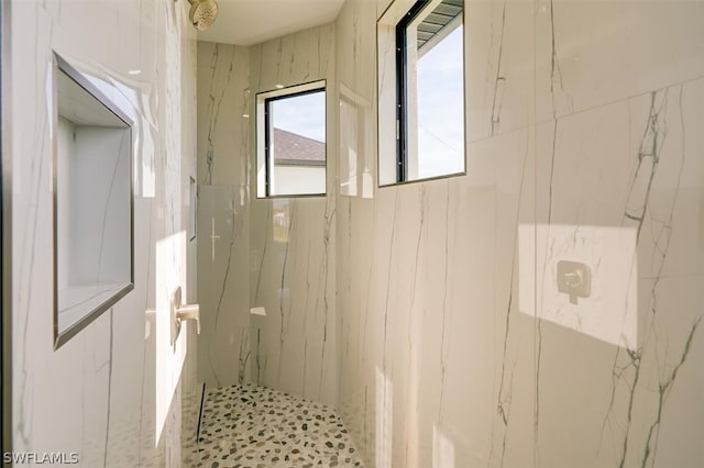 bathroom featuring a tile shower