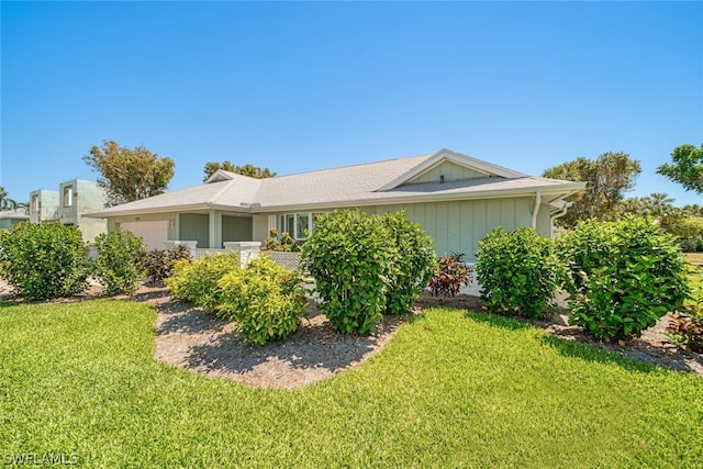 single story home featuring a front yard