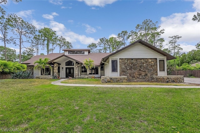 view of front of home featuring a front yard