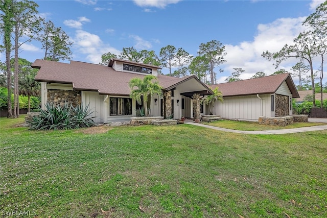 view of front of home featuring a front yard