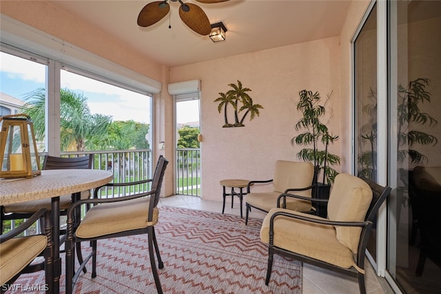 sunroom with ceiling fan