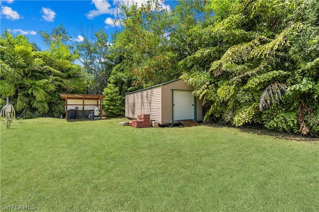 view of yard with an outdoor structure