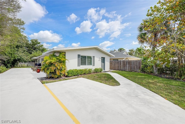 view of front of property with a front yard