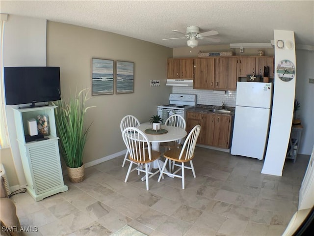 kitchen with sink, tasteful backsplash, a textured ceiling, ceiling fan, and white appliances