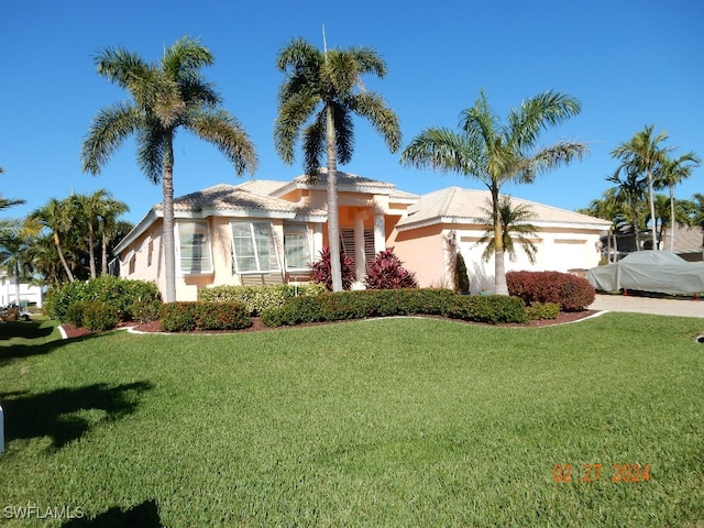 view of front facade featuring a front lawn and a garage