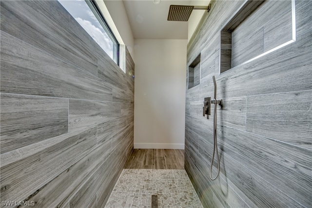 bathroom featuring a tile shower