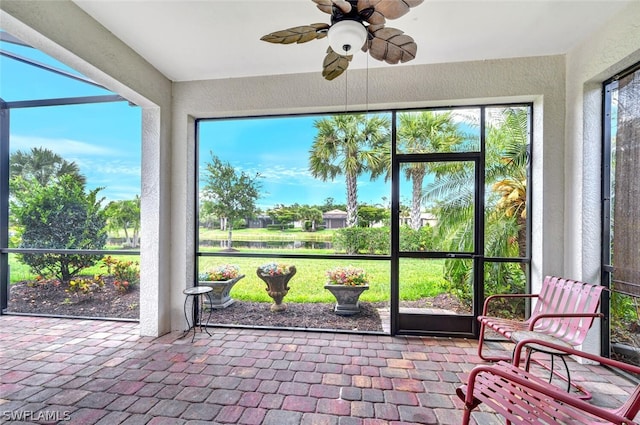 sunroom with ceiling fan