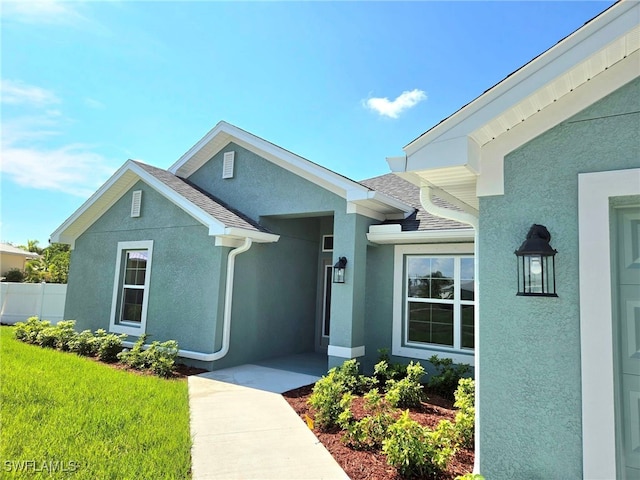 view of front of property featuring a front lawn