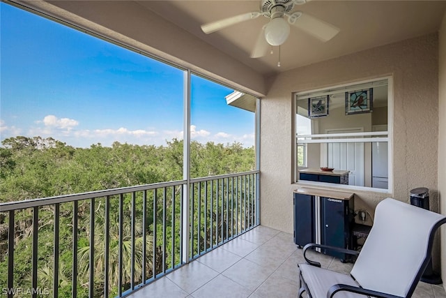 balcony featuring ceiling fan