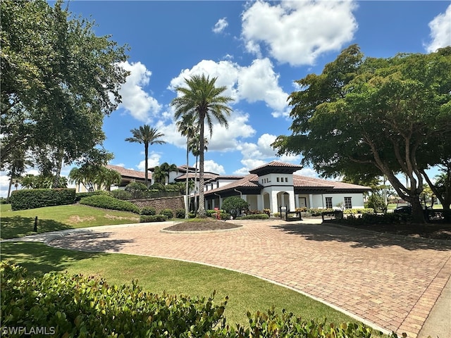 view of front of property featuring a front lawn