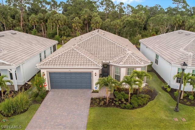 view of front of house featuring a garage and a front yard