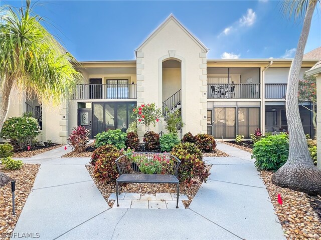 view of front of property featuring a balcony