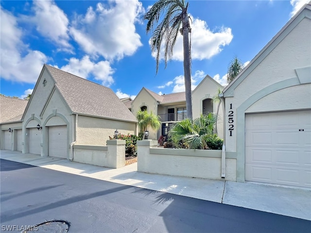 view of front facade featuring a garage